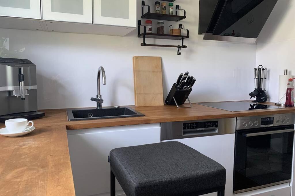 Gemuetliche 3 Zimmer Wohnung Mit Grosszuegiger Terrasse Im Gruenen Reutlingen Buitenkant foto