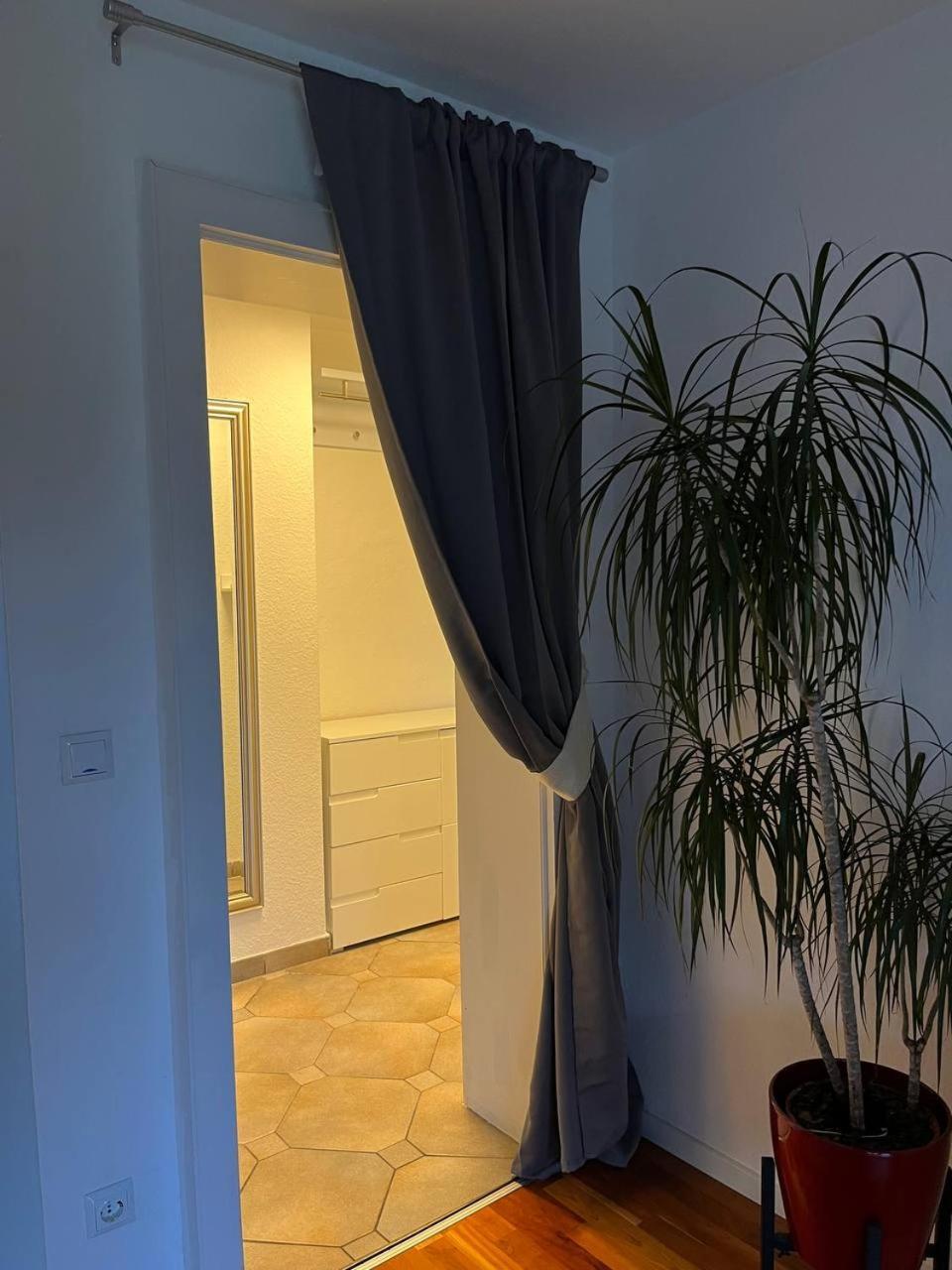 Gemuetliche 3 Zimmer Wohnung Mit Grosszuegiger Terrasse Im Gruenen Reutlingen Buitenkant foto